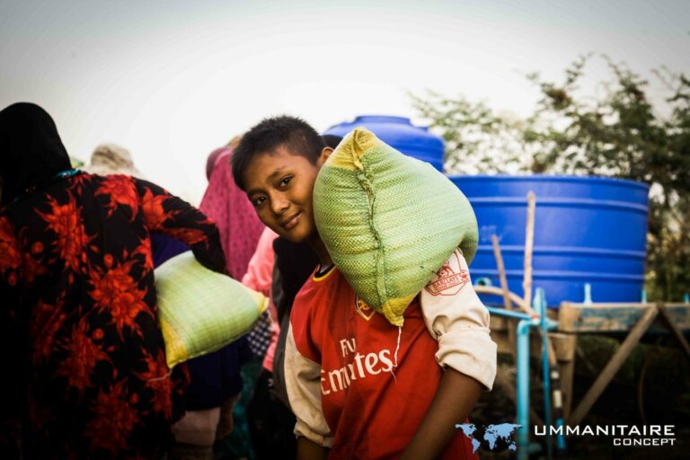 photo d'un enfant avec u n sac de riz